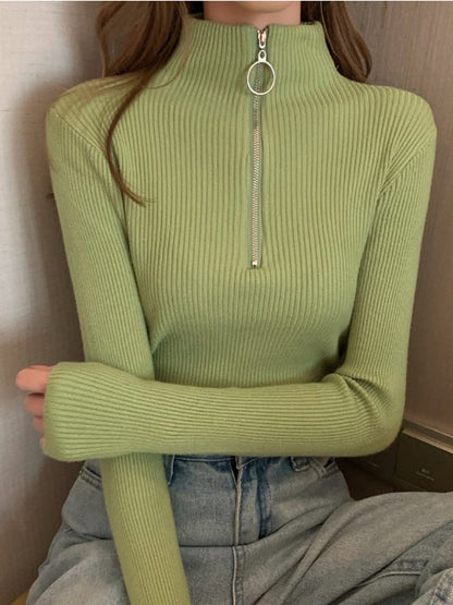 Grüner Rollkragenpullover mit Reißverschluss, gerippt, Damenmode, Herbstkleidung.