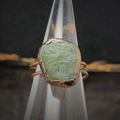 Rohstein-Ring aus Kupfer mit grünem Aventurin, handgefertigter Schmuck, Unikat, Boho-Stil.