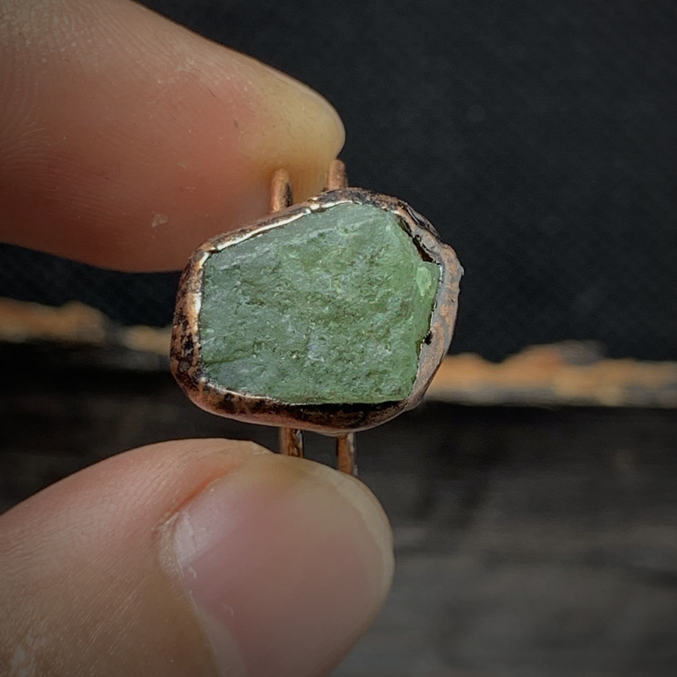 Grüner Rohstein-Ring, Kupferfassung, handgefertigter Schmuck, Unikat, rustikaler Stil.