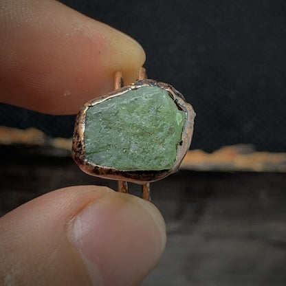 Grüner Rohstein-Ring, Kupferfassung, handgefertigter Schmuck, Unikat, rustikaler Stil.