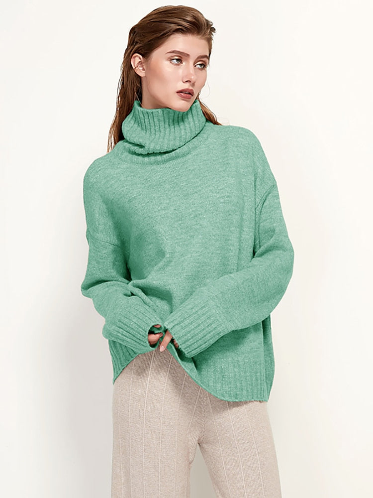 Frau in grünem Rollkragenpullover, Strick, lässig, modisch, Herbstmode, Damenbekleidung.