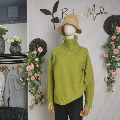 Grüne Strickpullover auf Schaufensterpuppe mit Rollkragen, beige Hut, Modegeschäft-Dekoration.