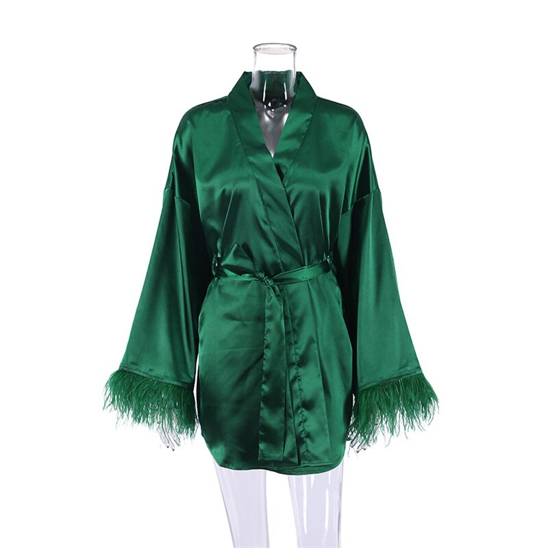 Grüner Satin-Kimono mit Federn, Damen-Bademantel, luxuriöse Nachtwäsche, elegant und stilvoll.