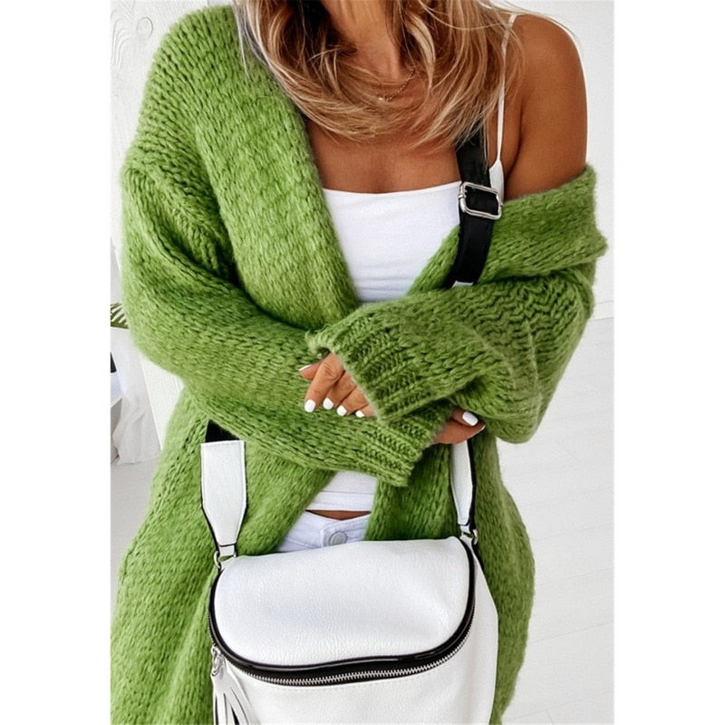 Grüner Strickcardigan Damen, weißes Top, weiße Umhängetasche, modisch, lässig.