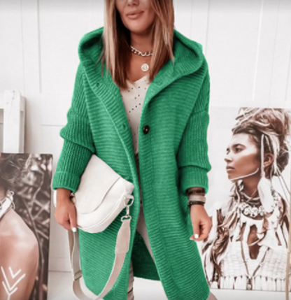Grüne Strickjacke Damen, Kapuze, Knöpfe, modisch, lässig, Herbstmode, gemütlich, elegant.