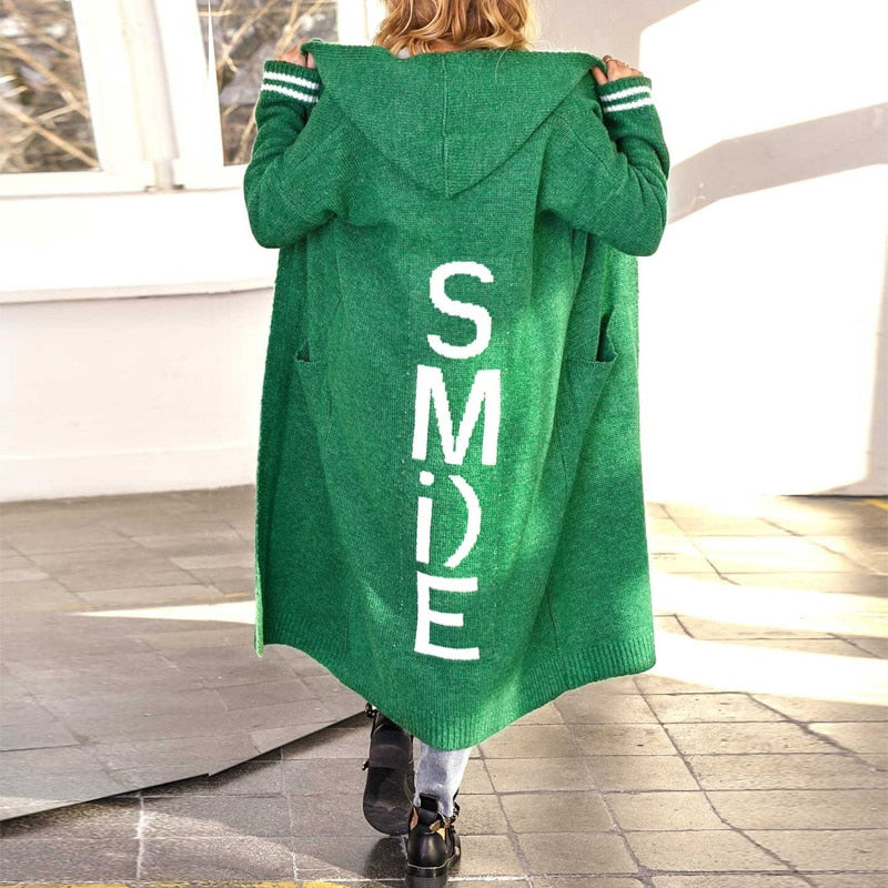 Grüner Damenmantel mit Kapuze und "SMILE"-Aufdruck, lässig, warm, modisch.