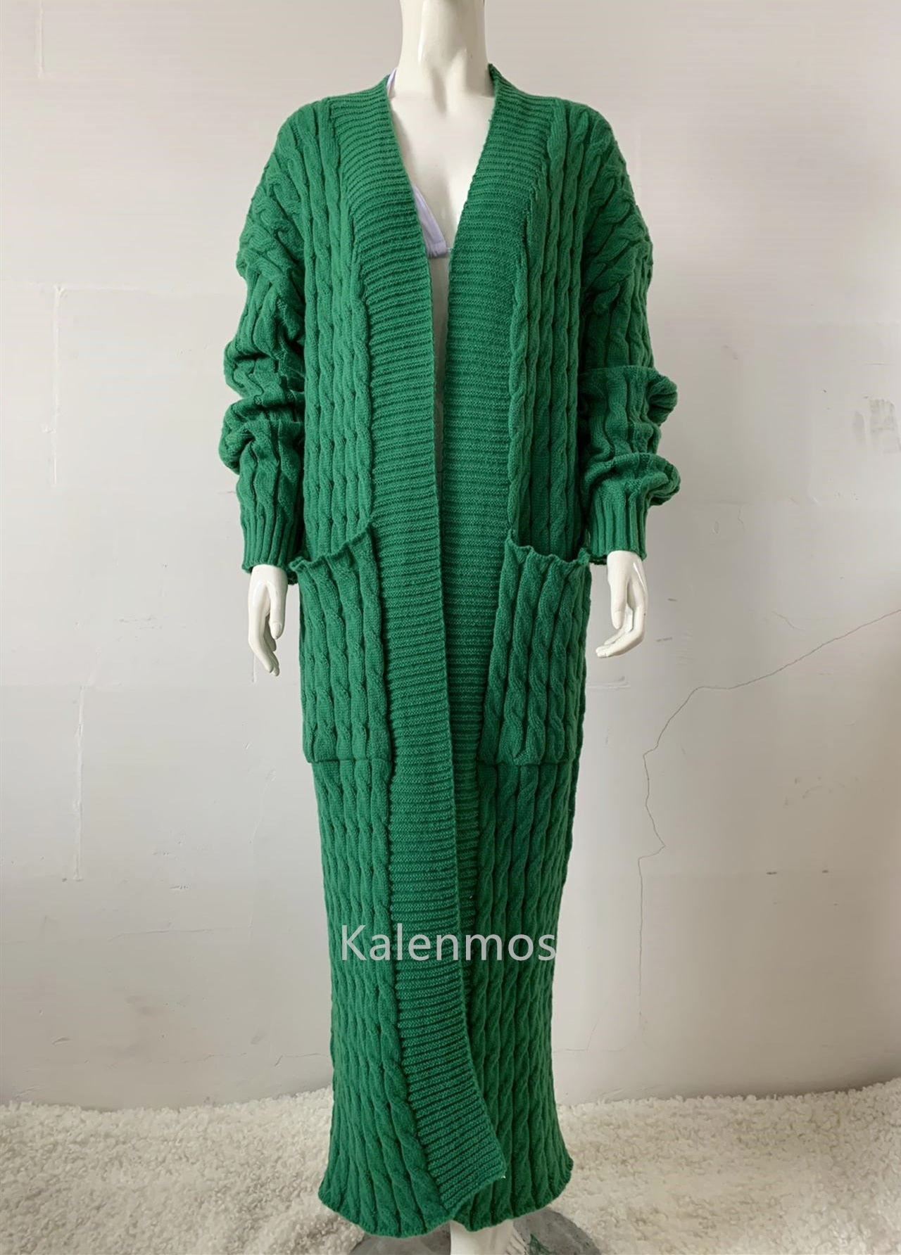 Grüner Strickmantel Damen, lang, Zopfmuster, Taschen, Kalenmos, modisch, gemütlich.