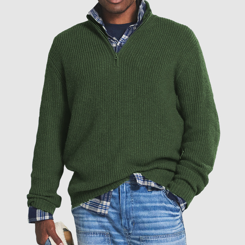 Grüner Herrenpullover mit Reißverschluss, Strick, lässig, über kariertem Hemd, Jeans.