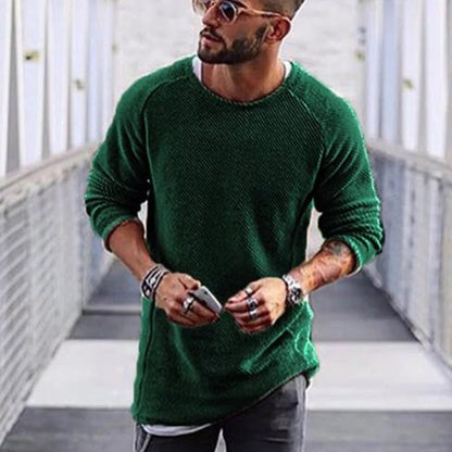 Mann in grünem Strickpullover, Sonnenbrille, lässiger Stil, urbaner Hintergrund.