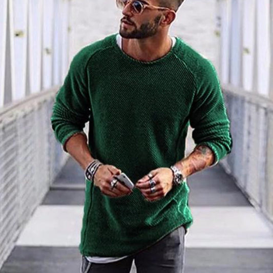 Mann in grünem Strickpullover, Sonnenbrille, lässiger Stil, urbaner Hintergrund.