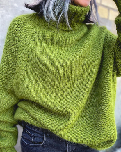 Frau in grünem Strickpullover mit Rollkragen, lässig, modisch, Herbstmode, gemütlich.