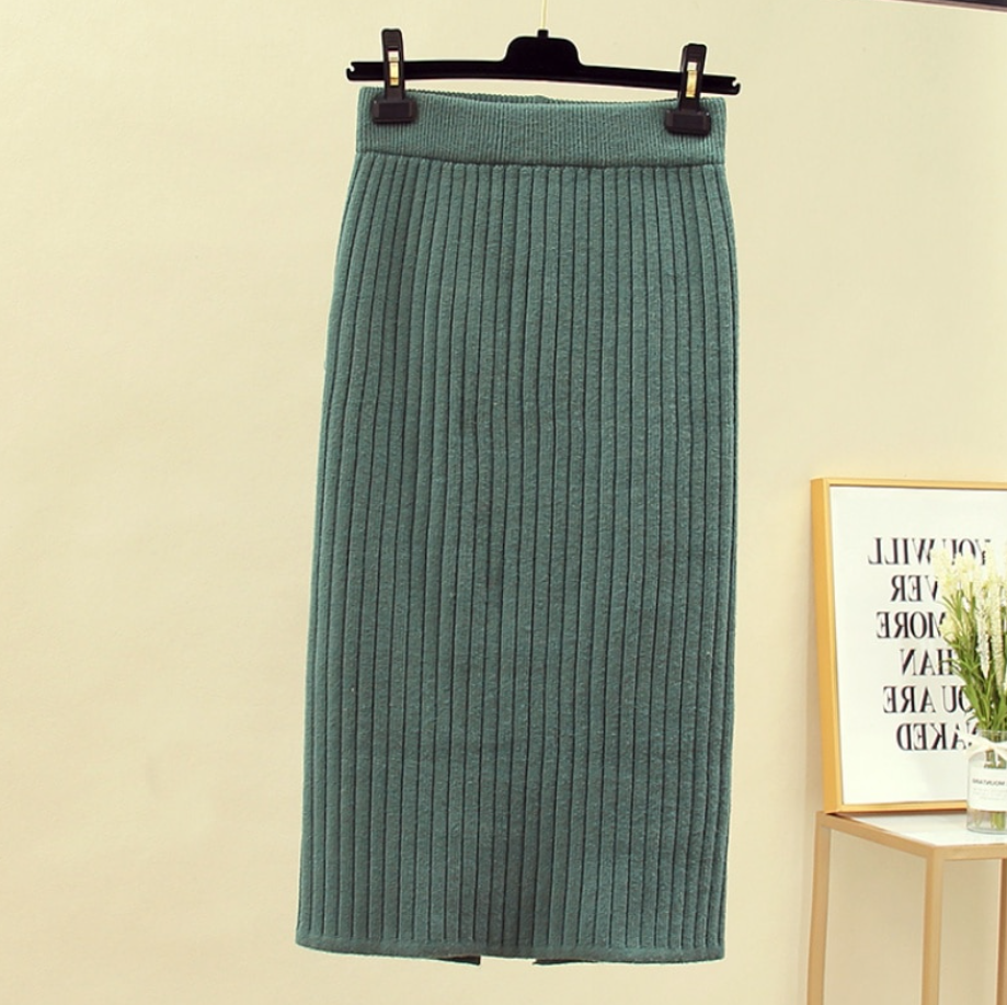 Grüner Strickrock, gerippt, knielang, Damenmode, elegant, Herbst-Winter-Kollektion.
