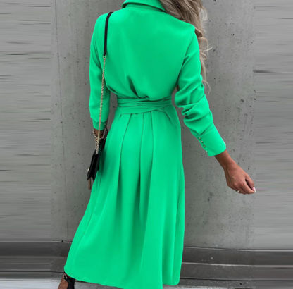 Frau in grünem Trenchcoat, Rückansicht, elegantes Design, Mode, Damenbekleidung, Herbstmantel.