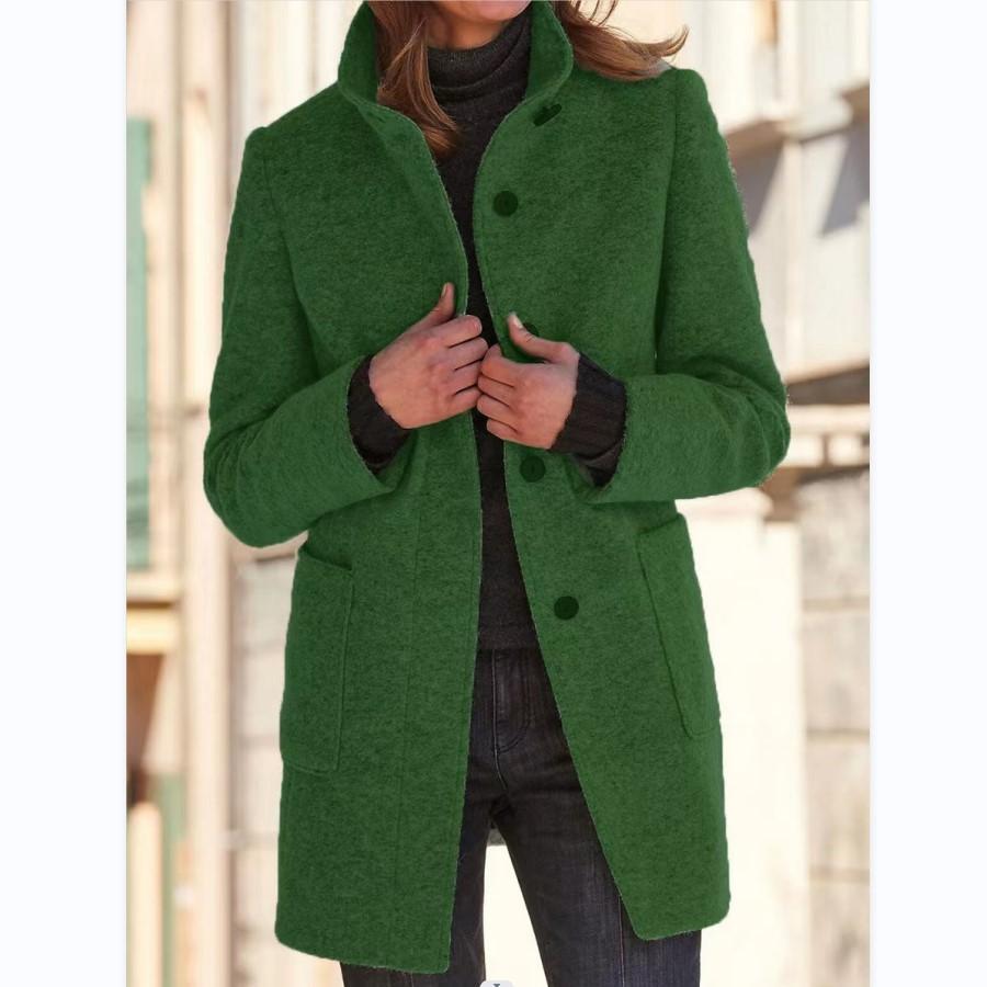 Frau in grünem Wollmantel, Herbstmode, eleganter Damenmantel, Outdoor-Bekleidung.