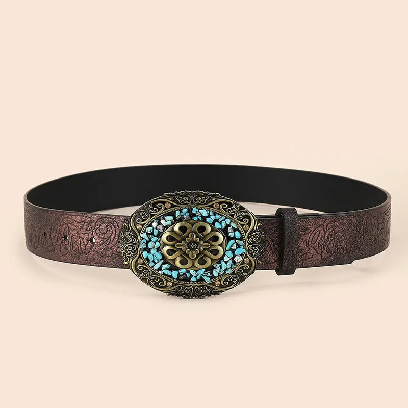 Brauner Ledergürtel mit verziertem, ovalem Schnallen-Design und türkisfarbenen Akzenten.