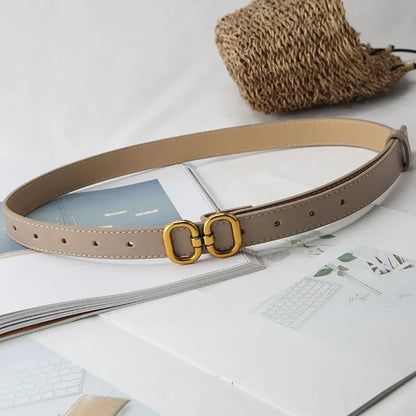 Khakifarbener Ledergürtel mit goldener Schnalle auf Zeitschriften, modisches Accessoire.