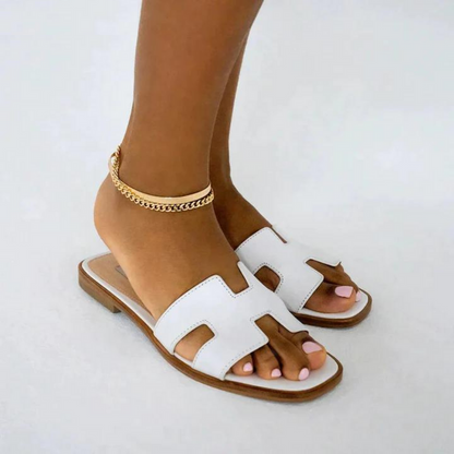 Weiße Ledersandalen mit goldener Fußkette, flach, modisch, Damen-Sommerschuhe.