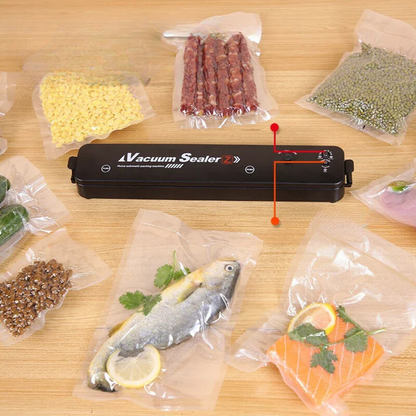 Schwarzes Vakuumiergerät auf Holztisch mit vakuumverpackten Lebensmitteln, Fisch und Gemüse.