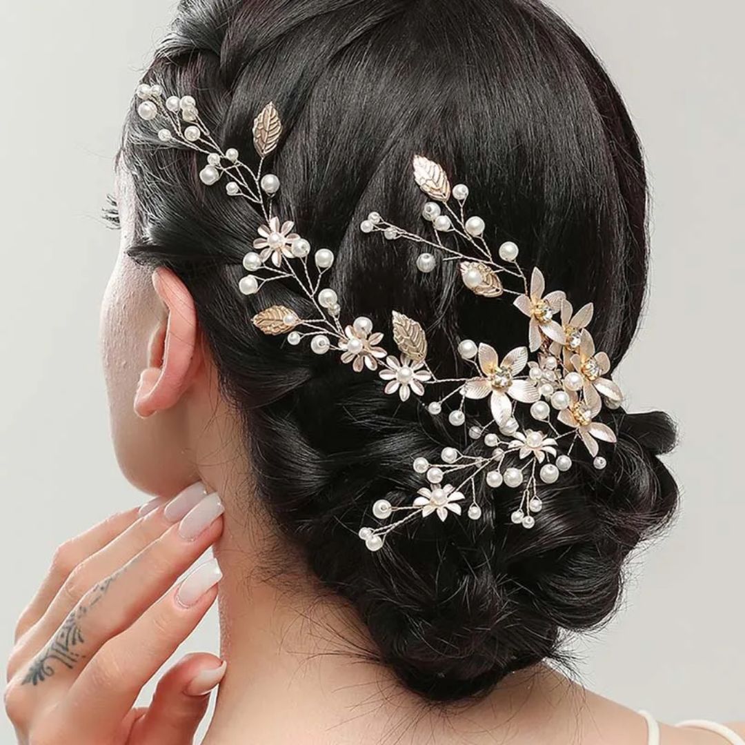 Braut-Haarschmuck mit Perlen und Blumen, goldene Blätter, elegantes Design für Hochzeiten.