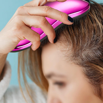 Frau kämmt Haare mit pinkem Entwirrkamm, ergonomisch, für glattes Haarstyling.