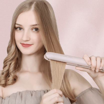 Frau glättet blondes Haar mit weißem Haarglätter, Lockenstab, Haarstyling, Beauty.