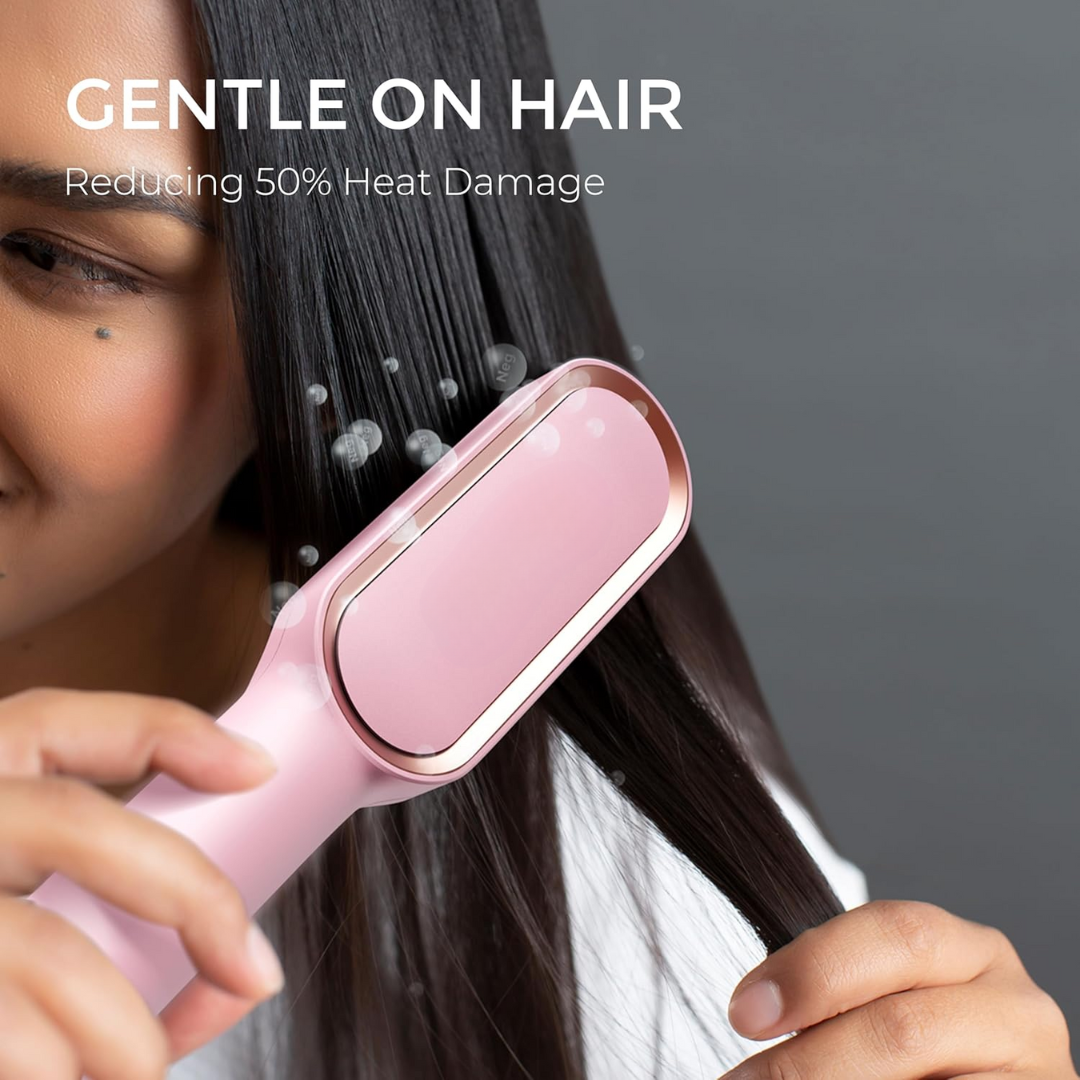 Frau glättet Haare mit rosa Haarglätter, reduziert Hitzeschäden, schonend für das Haar.