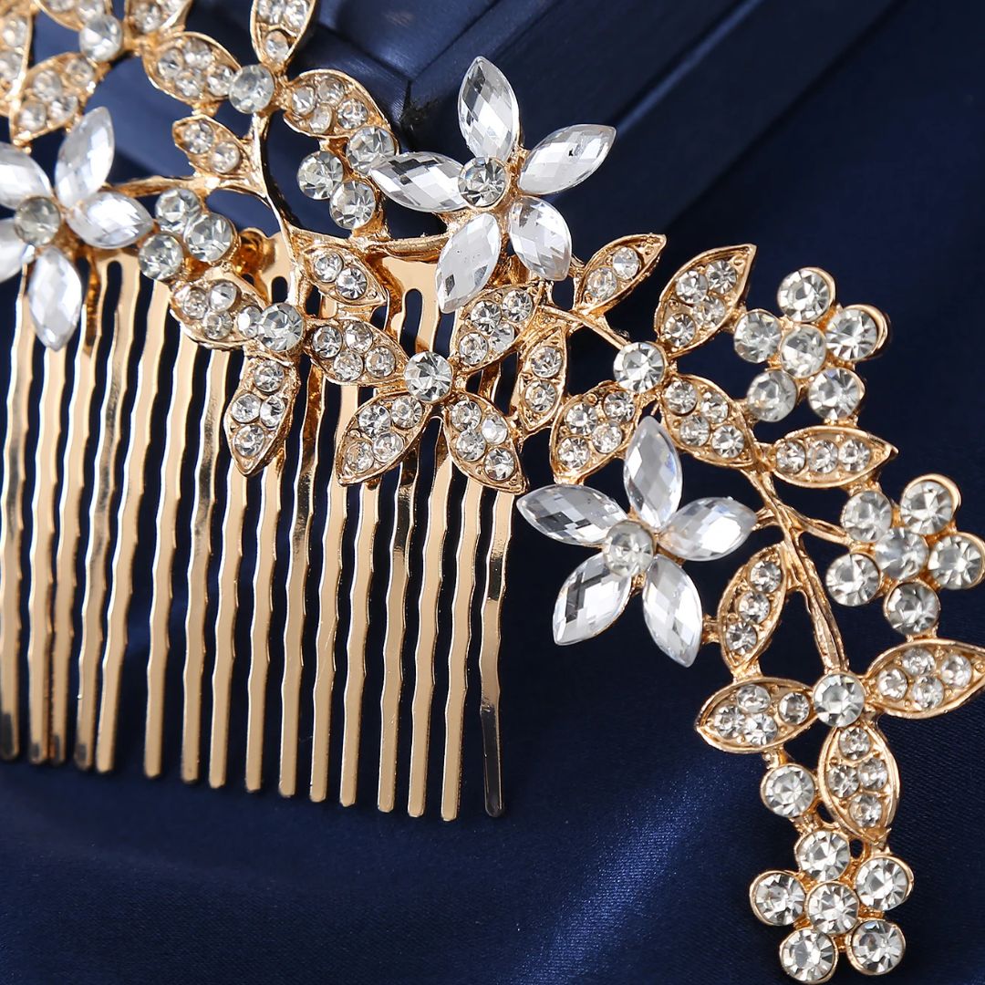 Goldene Haarspange mit Kristallblumen, Brautschmuck, elegantes Accessoire, Hochzeit.
