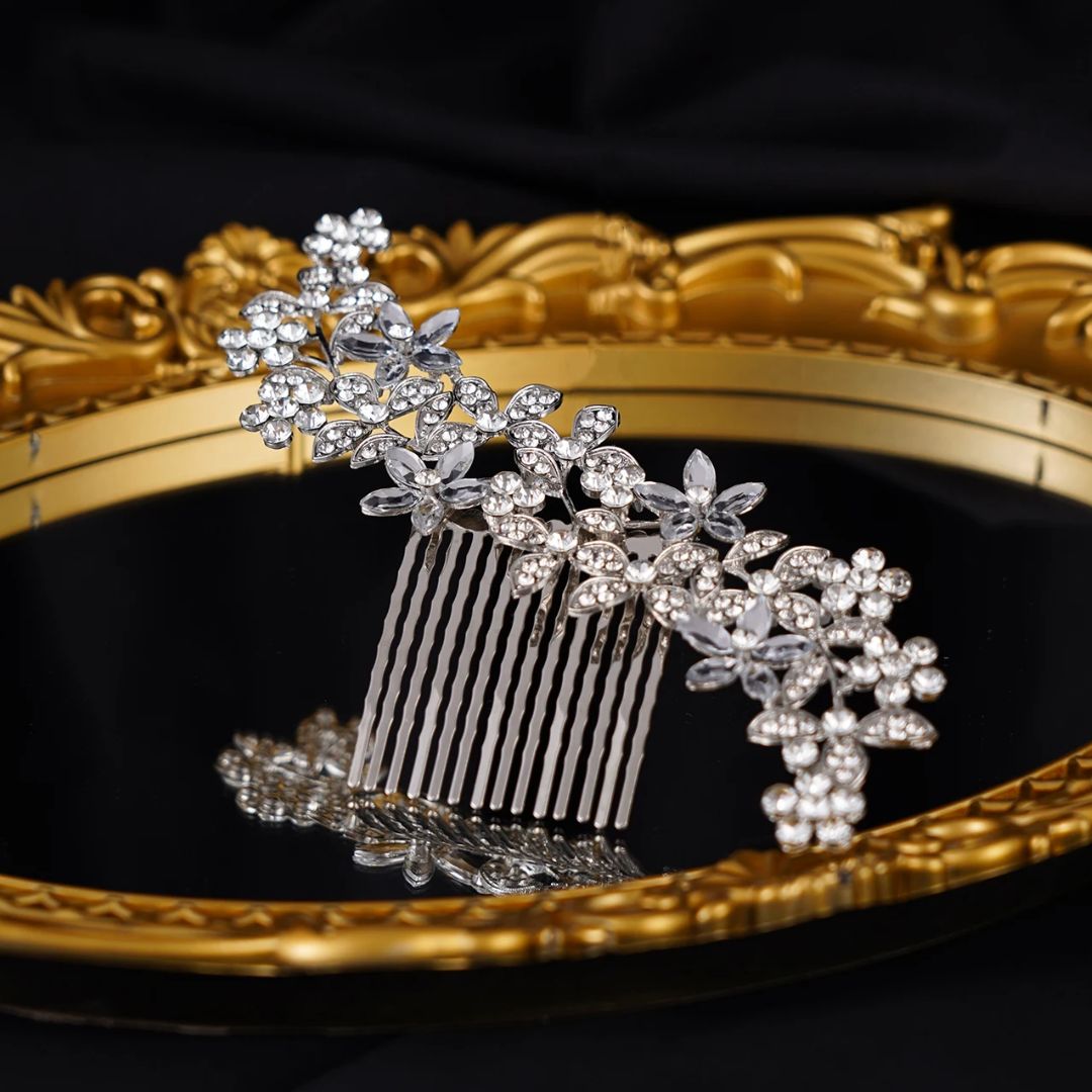 Haarspange mit Kristallblumen, silber, elegant, Hochzeitsschmuck, auf goldenem Spiegel.