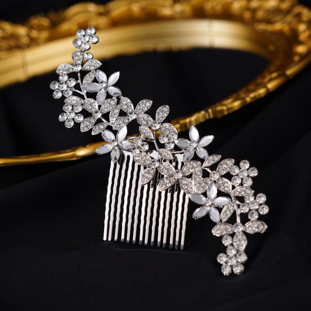 Silberne Haarspange mit Blumenmuster, Strasssteinen, ideal für Hochzeiten und festliche Anlässe.