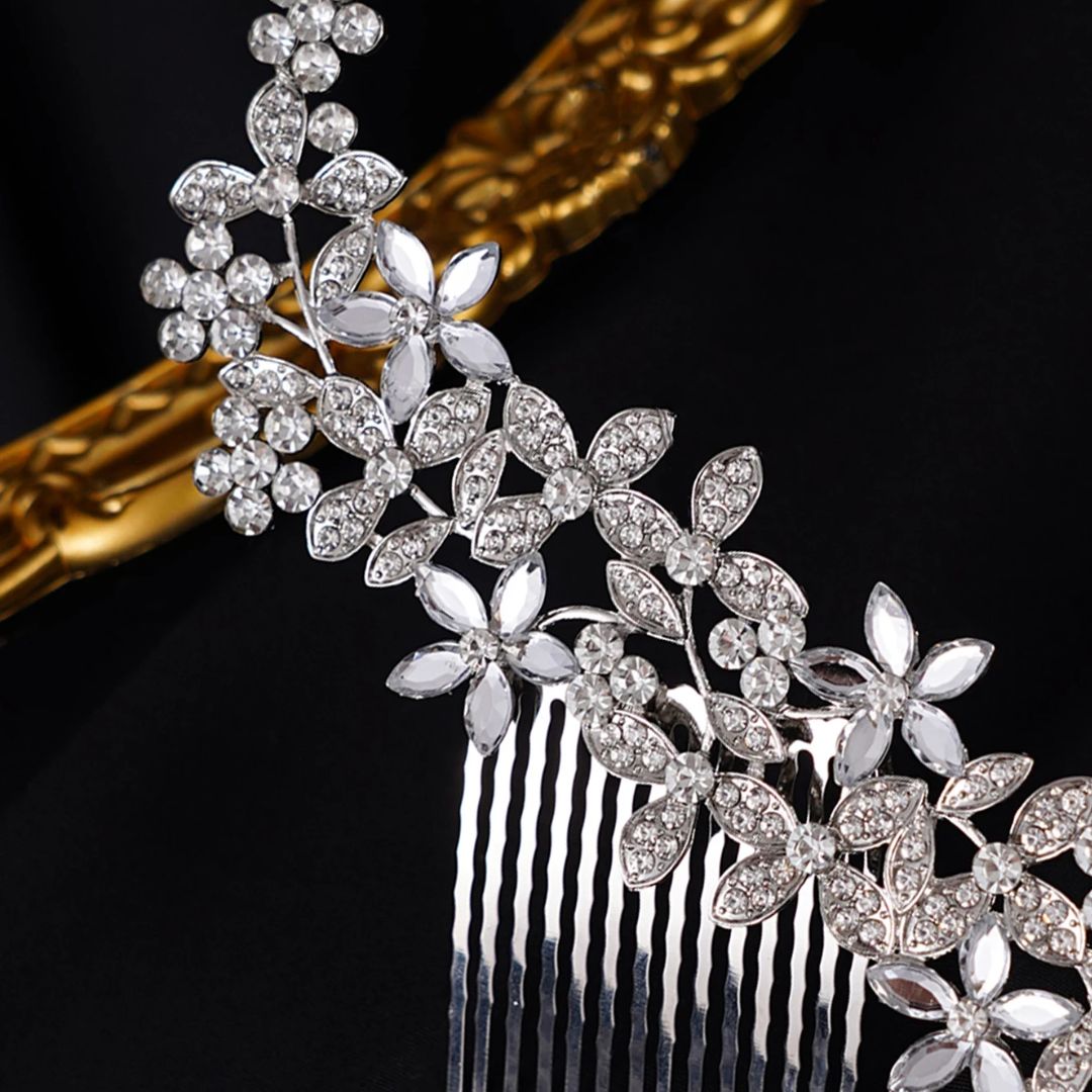 Silberne Haarspange mit Kristallblumen, elegantes Accessoire für Hochzeiten und besondere Anlässe.