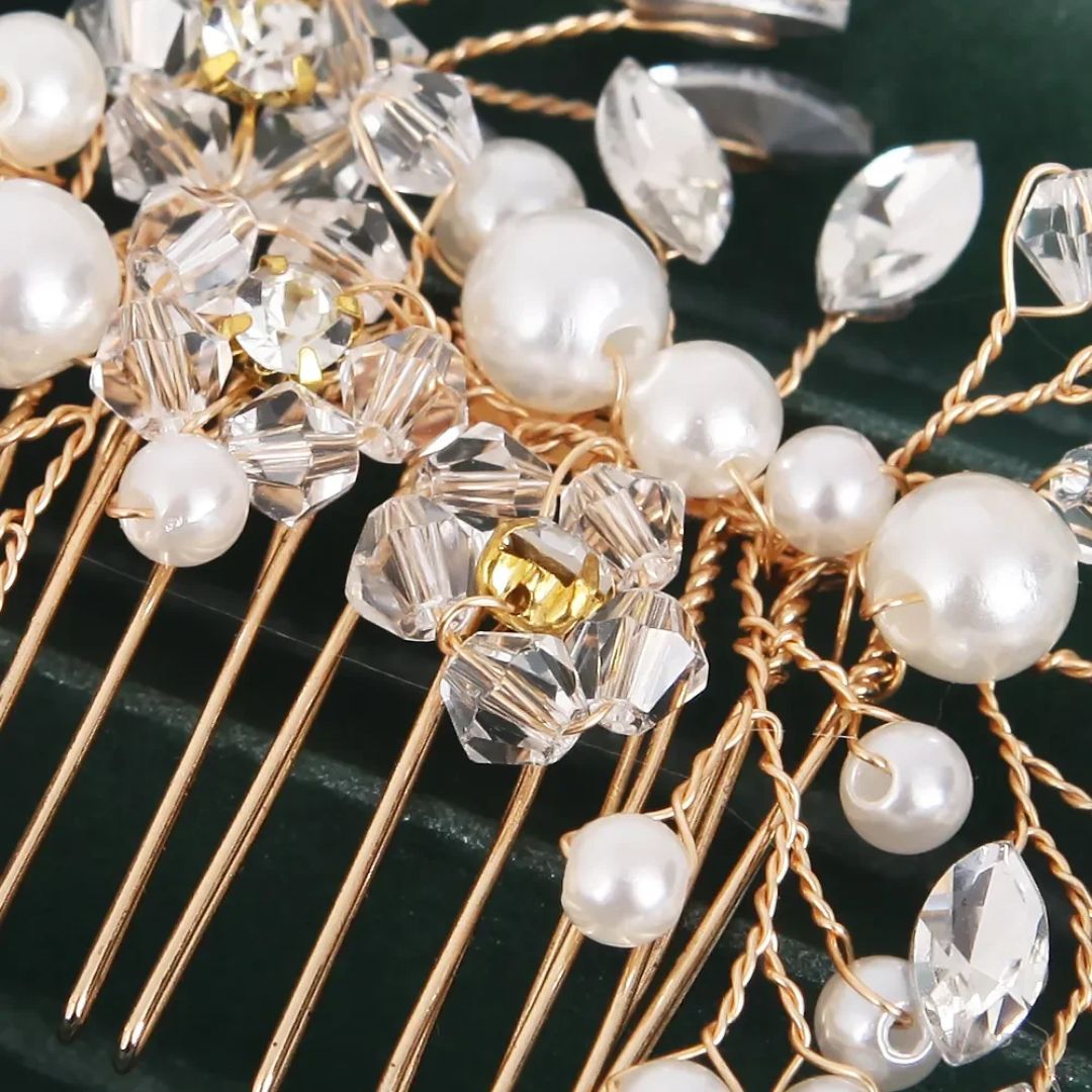 Goldener Haarkamm mit Perlen und Kristallen, Brautschmuck, elegantes Accessoire für Hochzeiten.