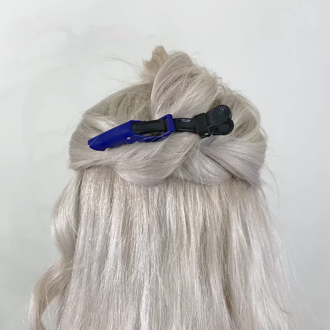 Blonde Haare mit blauem Haarklammer, Frisur, Haarstyling, Accessoire, Mode, Damenfrisur.
