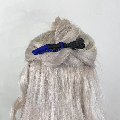 Blonde Haare mit blauem Haarklammer, Frisur, Haarstyling, Accessoire, Mode, Damenfrisur.