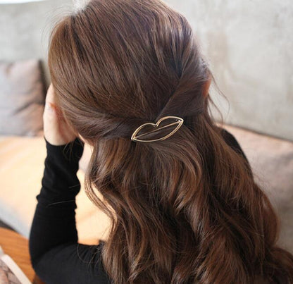 Frau mit braunem Haar und goldener Lippen-Haarspange, modisches Accessoire, stilvoller Look.