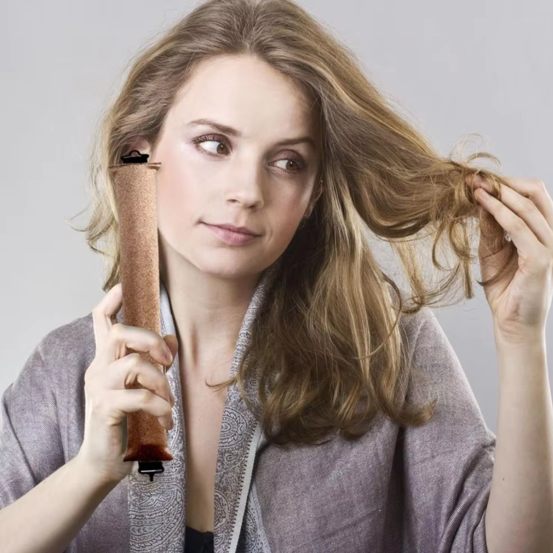 Frau mit langem Haar verwendet kupferfarbenen Lockenstab, Haarstyling, Schönheitspflege.