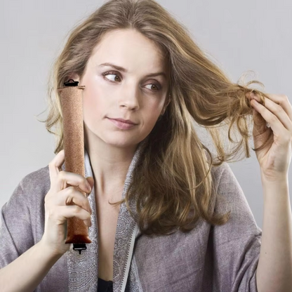 Frau mit langem Haar verwendet kupferfarbenen Lockenstab, Haarstyling, Schönheitspflege.