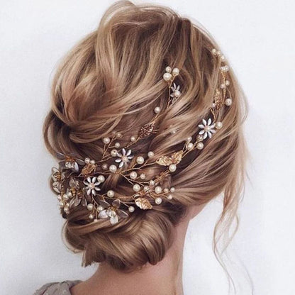 Blonde Hochsteckfrisur mit Perlen-Haarschmuck, elegantes Brautstyling, Hochzeit Accessoire.