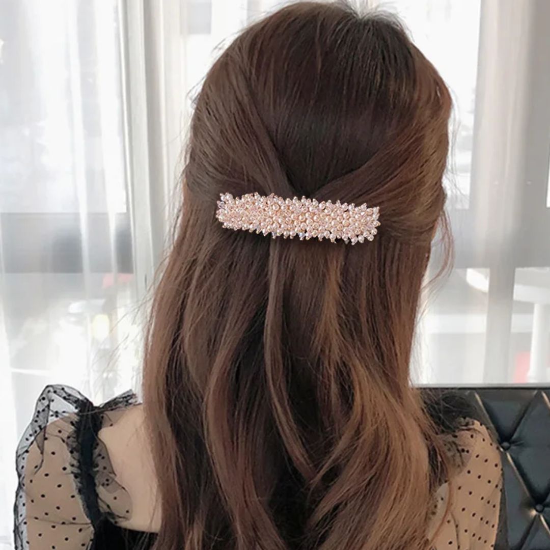 Braune Haare mit Perlen-Haarspange, elegantes Accessoire, Damenmode, Frisurentrend.