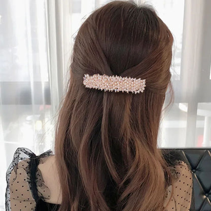 Braune Haare mit Perlen-Haarspange, elegantes Accessoire, Damenmode, Frisurentrend.
