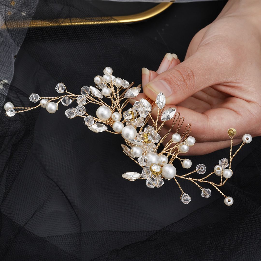 Handgefertigter Haarkamm mit Perlen und Kristallen, goldfarben, elegantes Brautaccessoire.