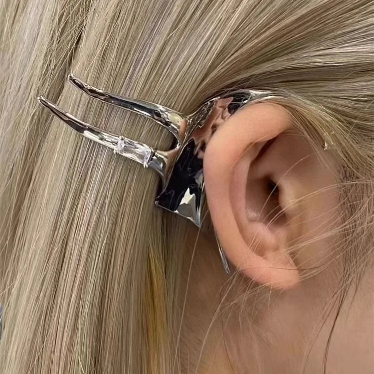 Silberne Haarspange in Hornform, modisches Accessoire, elegantes Design, für Damenfrisuren.