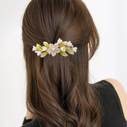 Braune Haare mit Blumen-Haarspange, gelb-weiß, elegant, Hochzeit, Haarschmuck, Damenmode.