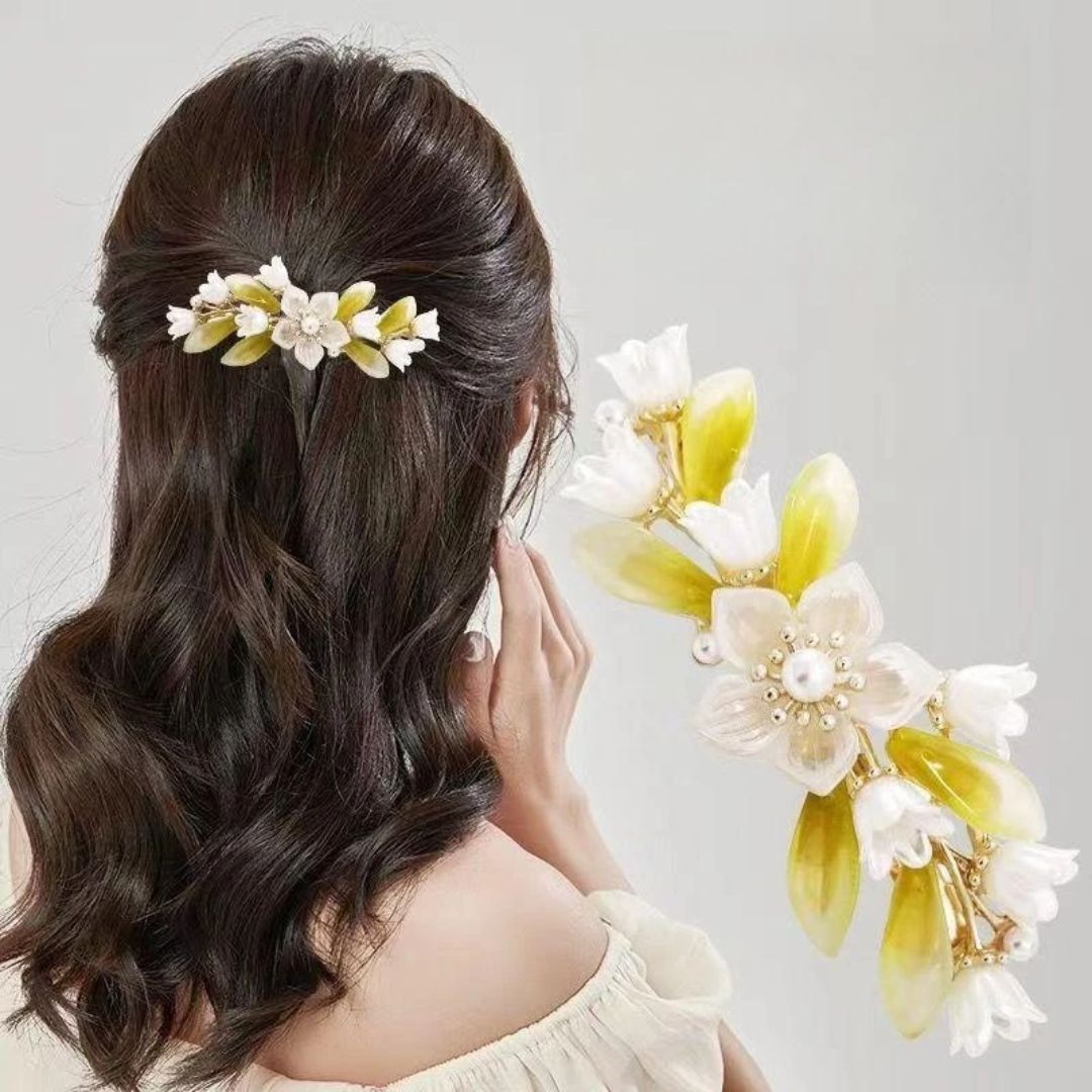Frau mit Haarspange, Blumen-Design, Perlen, gelb-weiß, eleganter Haarschmuck, Hochzeit.