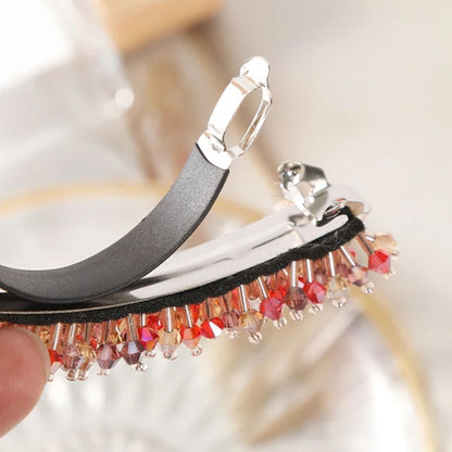 Schwarze Haarspange mit roten und klaren Kristallen, elegantes Accessoire für Damenfrisuren.