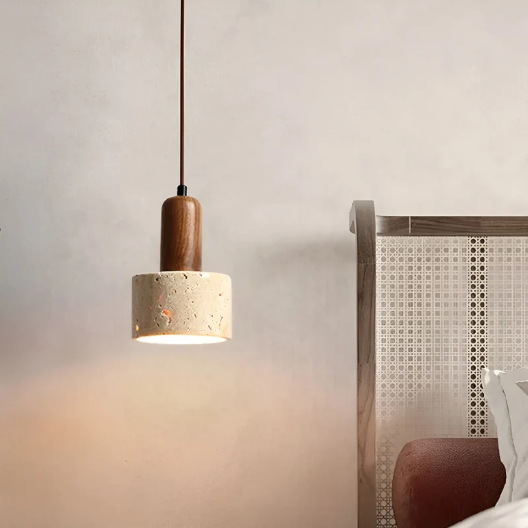 Hängelampe aus Holz und Beton über einem Bett in modernem Schlafzimmer-Design.