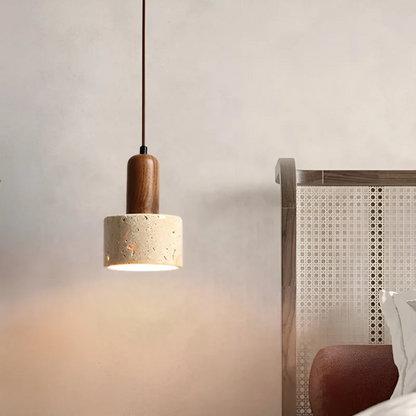 Hängelampe aus Holz und Beton über einem Bett in modernem Schlafzimmer-Design.