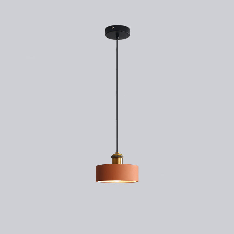 Moderne Pendelleuchte, schwarz und kupfer, minimalistisch, für Wohnzimmer oder Esszimmer.