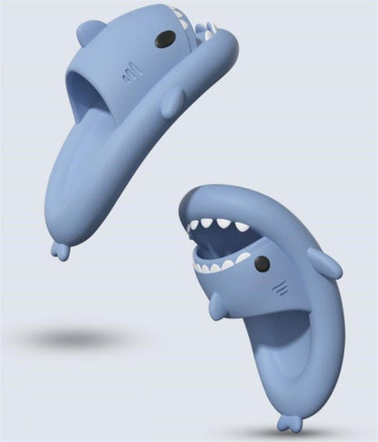 Blaue Hai-Hausschuhe aus Plüsch, niedliches Design, gemütliche Pantoffeln für Kinder.