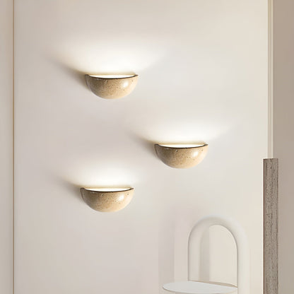 Drei halbrunde Wandleuchten aus Keramik, beige, modernes Design, Innenbeleuchtung.