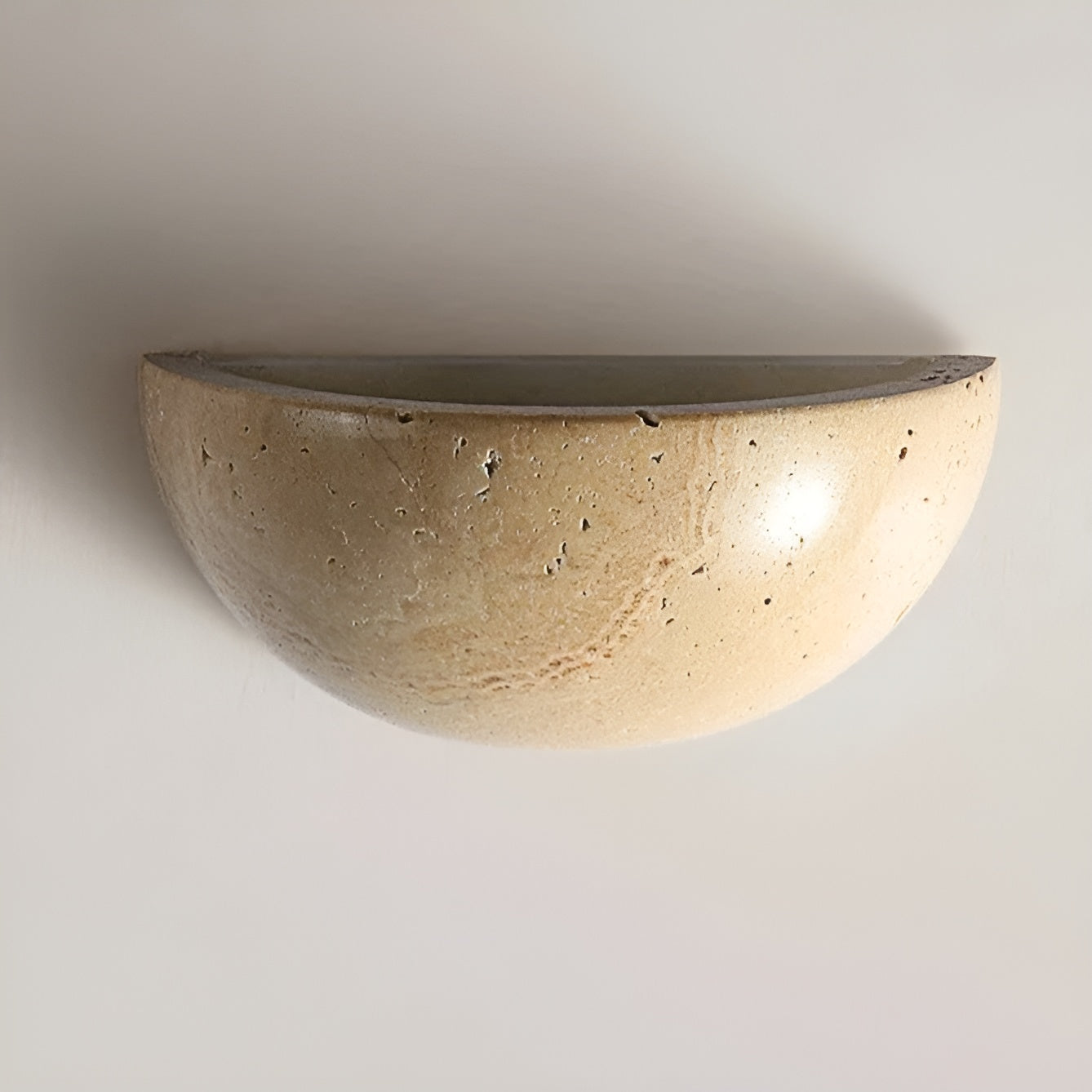 Halbrunde Wandvase aus beigem Travertin, modern, minimalistisch, Inneneinrichtung.